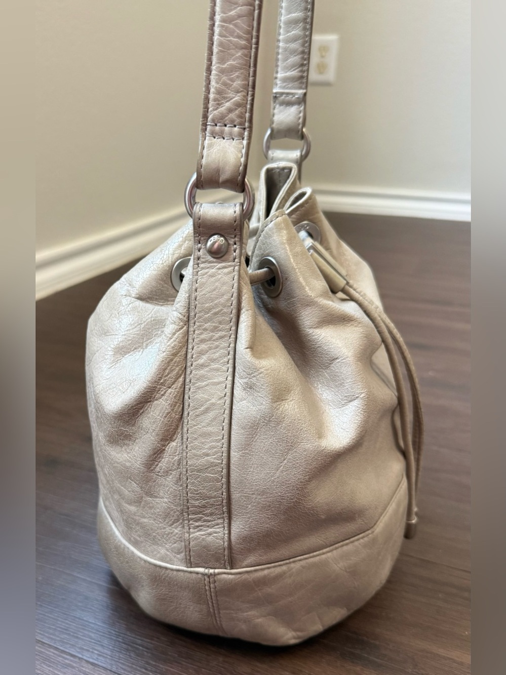 Hobo International Tulia Drawstring Bucket Bag Soft Gray Leather Shoulder Purse - Picture 3 of 16